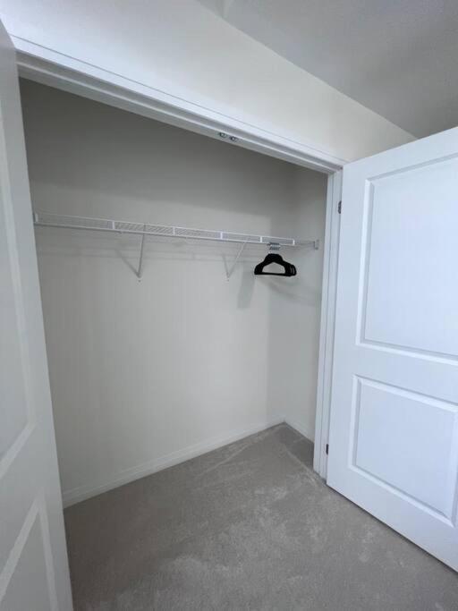 Brand New 4 Bedroom Villa By Hamilton Airport! Exterior photo