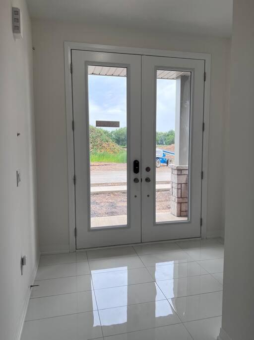 Brand New 4 Bedroom Villa By Hamilton Airport! Exterior photo